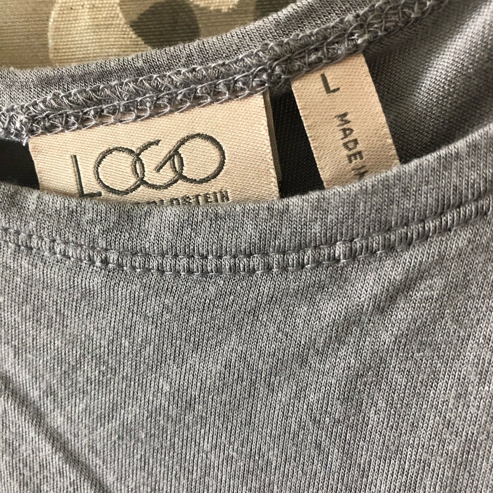 Logo Lori Goldstein tank top scoop hem